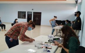 Trabajadores de la educación en Nicaragua reciben pago anticipado del mes de agosto