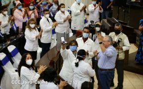 Trabajadores de la salud de Nicaragua condecorados con Medalla de Honor Asamblea Nacional en Oro