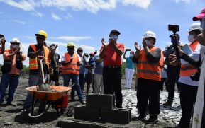 Mina El Limón coloca la primera piedra para construir su primer hospital primario