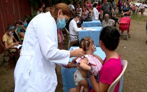 Clínica móvil lleva atención médica gratuita a pobladores del barrio Niños de Ayapal