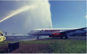 Bomberos realizan acto de recibimiento de vuelo Avianca