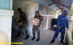 Ejército de Nicaragua participa en descargue de insumos médicos en San Carlos, Río San Juan