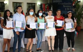 Realizan promoción de estudiantes del curso de Servicio de Restaurante y de personas con experiencia laboral en el sector turismo