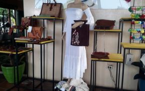 Exhibición de nuevos diseño de cuero del emprendimiento Armario de Victoria