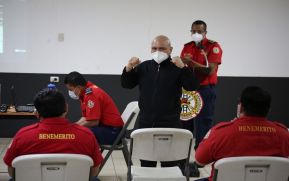 Rosendo Álvarez imparte charla motivacional a miembros del Benemérito Cuerpo de Bomberos