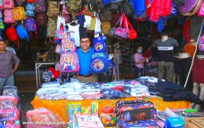 Festival de descuento con útiles, uniformes y zapatos escolares en el mercado de Mayoreo