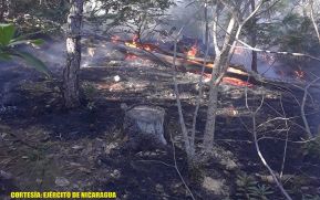 Ejército participa en sofocación de incendio forestal en El Jícaro, Estelí