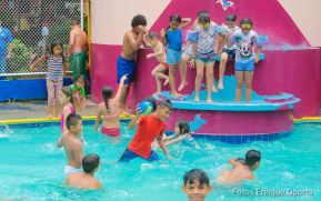 Familias disfrutan de un refrescante baño en Xiloá y Xilonem