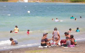 Familias disfrutaron las aguas de Xiloá en el último domingo de febrero