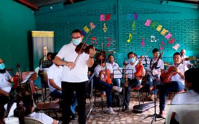 Mined lleva la orquesta estudiantil al colegio República de Colombia