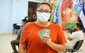Trabajadores del Ministerio de Educación reciben el pago adelantado del mes de marzo