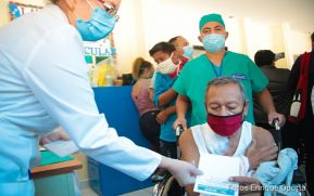 Continúa vacunación voluntaria contra la Covid-19 en hospitales de Managua
