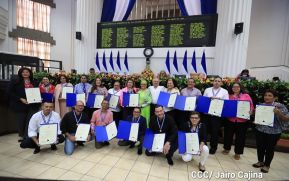 Asamblea Nacional condecoró a 19 destacados hombres y mujeres de prensa de medios de comunicación