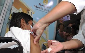 Pacientes con enfermedades renales del hospital Monte España reciben vacuna contra la Covid-19