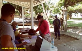 Fuerza Naval brinda protección y seguridad a la entrega de 460 bonos económicos en el Caribe