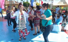 Mujeres adultas mayores celebran su día en el Puerto Salvador Allende