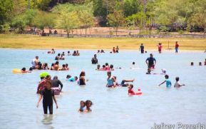 Capitalinos disfrutan de un chapuzón en laguna de Xiloá