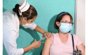 Ministerio de Salud continúa inyectando la vacuna contra la Covid-19
