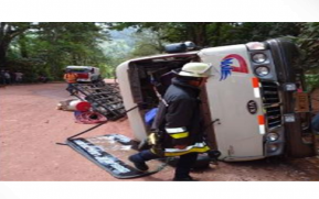 Policía Nacional y Bomberos Unificados atendieron un volcón de microbus en Waslala