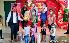 Tipatapa: Entregan paquetes de alimentos a mujeres de partos múltiples