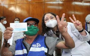 Continúa vacunación voluntaria contra la Covid-19 a los trabajadores de la Salud