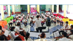 Orquesta sinfónica estudiantil en concierto didáctico en Masaya