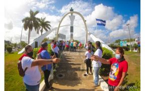 Juventud Sandinista deposita ofrendas florales en homenaje al poeta Rigoberto López Pérez