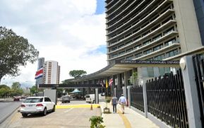 Sindicato denuncia presuntos sobornos y favores sexuales a personal del ICE por contratos