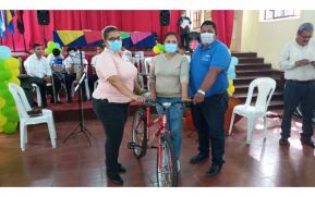 Mined entrega bicicletas a maestros de Educación en el Campo en Carazo