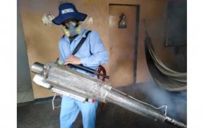 Pobladores del barrio Adolfo Reyes se suman a intensa jornada de fumigación