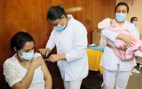 Vacunación a mujeres embarazadas, puérperas y lactantes con éxito en cuarto día