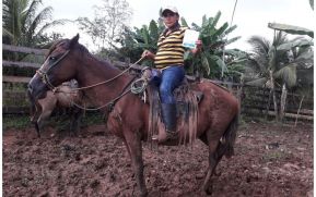 Embarazada viajó más de una hora en caballo para recibir vacuna contra el COVID-19