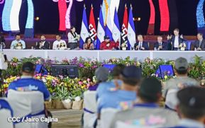 Comandante Daniel y Compañera Rosario en acto de entrega de 250 buses nuevos