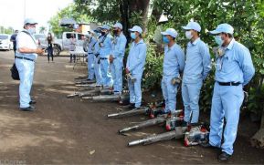 Ejército de batas celestes fumigan y aplican BTI en viviendas del barrio El Frawley