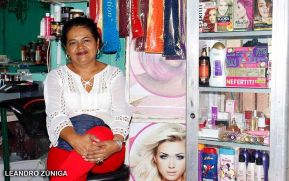 Comerciantes del mercado Israel Lewites con descuentos en los regalos para las madres