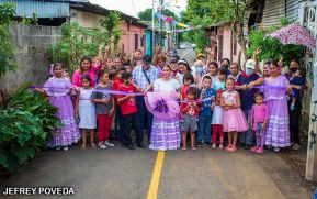 Familias del barrio Larreynaga estrenan calles asfaltadas