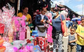 Comerciantes con ofertas y descuentos en productos alusivos por el Día de las Madres