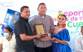 Ministerio de Educación entrega reconocimientos a maestros de educación física