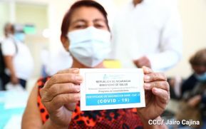 Vacunan contra la Covid-19 a los habitantes del barrio René Cisneros