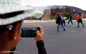 Bailes tradicionales dan la bienvenida a turistas que visitan el Volcán Masaya