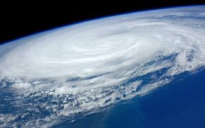 Huracán Ian sube a categoría 3 y azota costas de la península mexicana de Yucatán