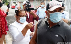 Vacunan contra la Covid-19 a los habitantes de Batahola Sur