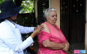 Vacunación contra la Covid-19 llega a familias del barrio Santa Catalina