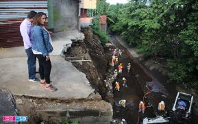 Supervisan avance del proyecto de estabilización del talud en cauce del barrio Altagracia