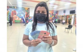 Trabajadores del Ministerio de Educación reciben su pago adelantado del mes de diciembre