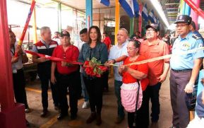Inauguran galerón en el sector de los plátanos en el Mercado Oriental