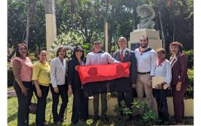 Colocan ofrenda floral en el busto del General Sandino en República Dominicana