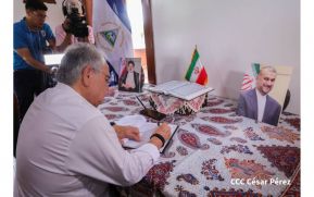 Firman Libro de Condolencias por fallecimiento del Presidente de Irán Ebrahim Raisi y su Comitiva