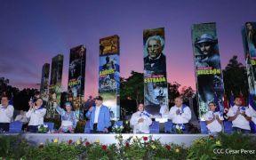 Antorcha de la Unión Centroamericana es recibida por el Comandante Daniel y Compañera Rosario