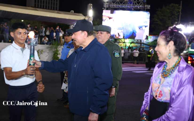 Comandante Daniel y Compañera Rosario reciben Antorcha de la Libertad Centroamericana